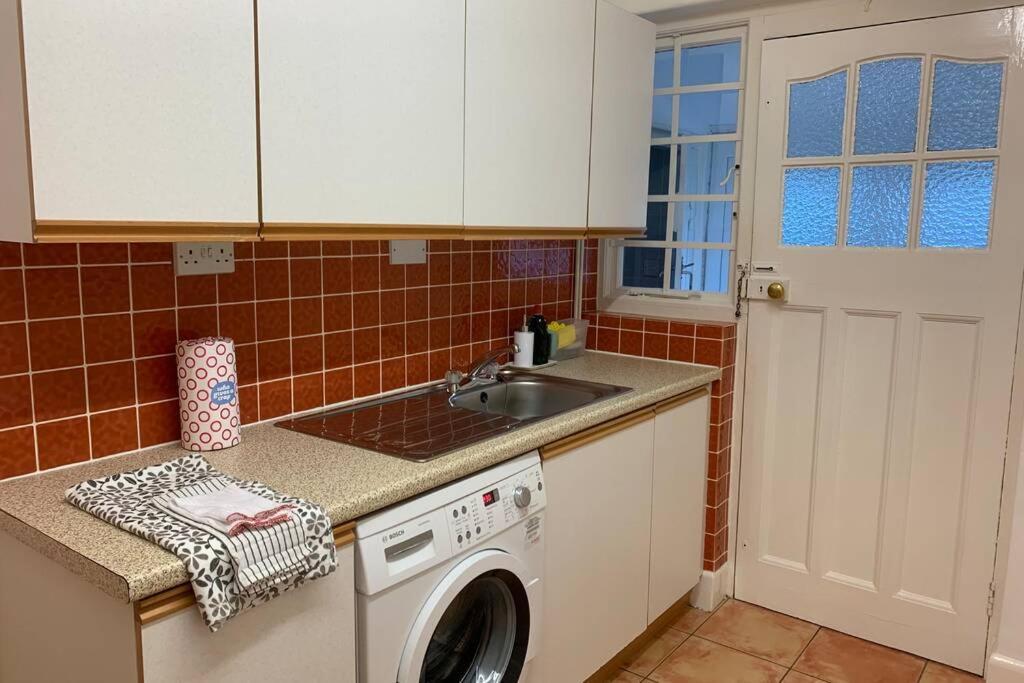 Hectors House Comfortable 4 Bed House In Mature Gardens 옐버턴 외부 사진